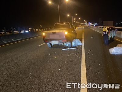 國5驚見彈簧床!大貨車一次掉3床 後方2車閃不過撞上