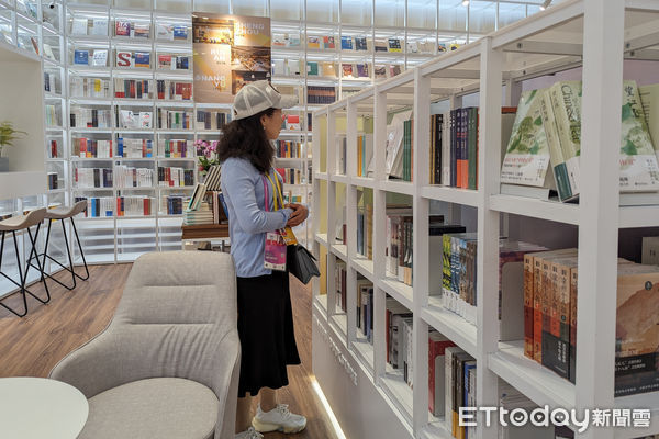 ▲杭州亞運MPC主新聞中心，內有新華書店提供多樣叢書。（圖／記者林敬旻攝）