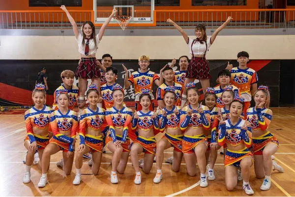 圖一：擁有13座冠軍的世新大學啦啦隊與樂天女孩若潼（左上層）、紫庭（右上層）交流啦啦隊精神。（圖／世新大學提供）