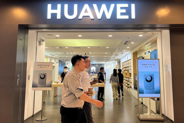 ▲▼中國北京一家購物中心，一家展示Mate 60系列智慧型手機廣告的華為商店。（圖／路透）
