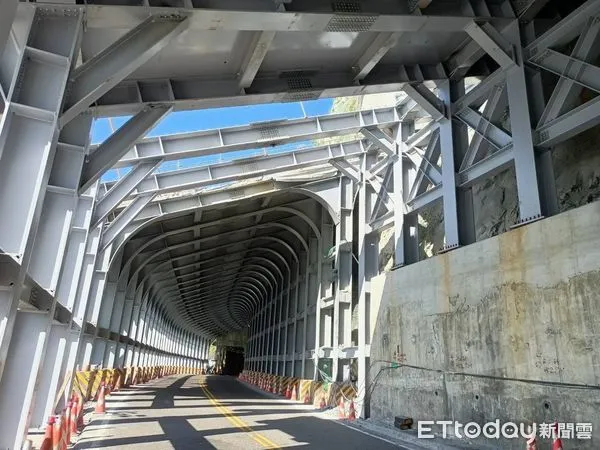 ▲蘇花路廊大清水明隧道鋼梁吊裝施工，9月25日至27日實施交通管制。(圖／公路局提供）
