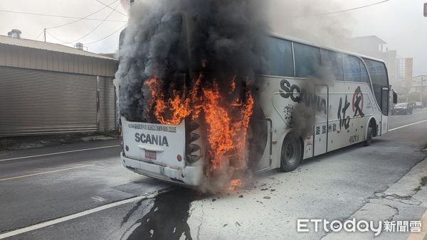 ▲一台遊覧車行經鹿谷鄉麻竹園餐廳旁時突然起火，所幸車上40人全數平安脫困。（圖／記者高堂堯翻攝，下同）