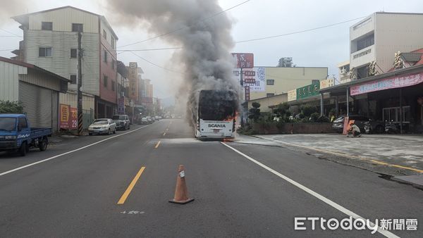 ▲一台遊覧車行經鹿谷鄉麻竹園餐廳旁時突然起火，所幸車上40人全數平安脫困。（圖／記者高堂堯翻攝）