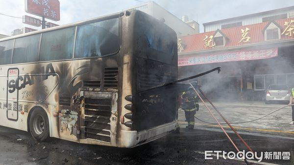 ▲一台遊覧車行經鹿谷鄉麻竹園餐廳旁時突然起火，所幸車上40人全數平安脫困。（圖／記者高堂堯翻攝）