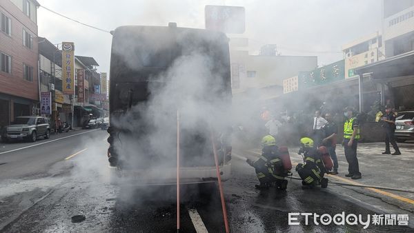 ▲一台遊覧車行經鹿谷鄉麻竹園餐廳旁時突然起火，所幸車上40人全數平安脫困。（圖／記者高堂堯翻攝）