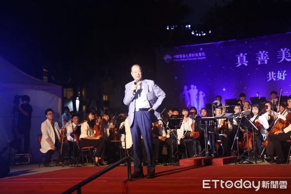 ▲中國附醫真善美星空音樂會，董座蔡長海宣布明年加薪4%。（圖／記者游瓊華攝）