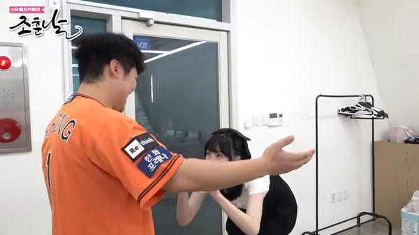 ▲Yerin剛踏入工作室，趙勛就想強行擁抱她。（圖／翻攝自YouTube）