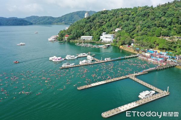 ▲日月潭周邊道路於中秋、國慶連假期間將進行交通管制，圖為甫落幕的國際萬人泳渡活動現場。（圖／南投縣政府提供）