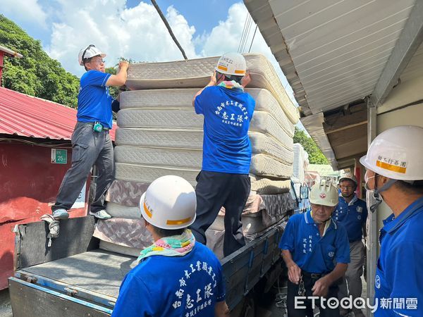 ▲台南市「做工行善團」，為弱勢家庭修繕房屋，24日志工兵分三路，趕工助弱勢歡喜迎中秋。（圖／記者林東良翻攝，下同）