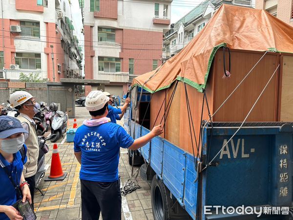 ▲台南市「做工行善團」，為弱勢家庭修繕房屋，24日志工兵分三路，趕工助弱勢歡喜迎中秋。（圖／記者林東良翻攝，下同）