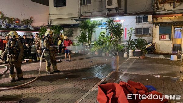 ▲台南市北區北忠街16巷1處民宅，24日晚上驚傳氣爆火警，造成8名外勞受傷送醫。（圖／民眾提供，下同）