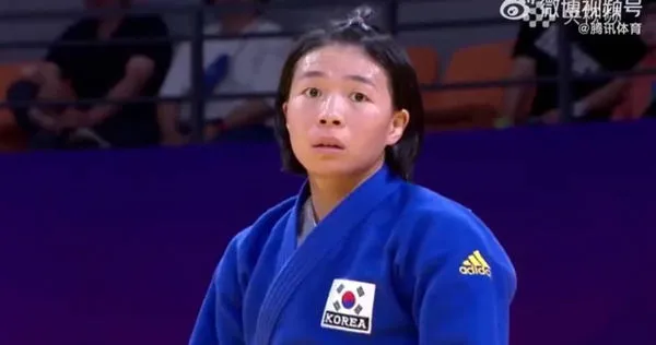 杭州亞運／柔道女選手賽場打對手一巴掌　被奪權失格一臉錯愕哭了