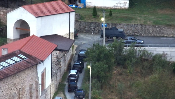 ▲▼科索沃北部發生持槍人士闖入修道院。（圖／路透）