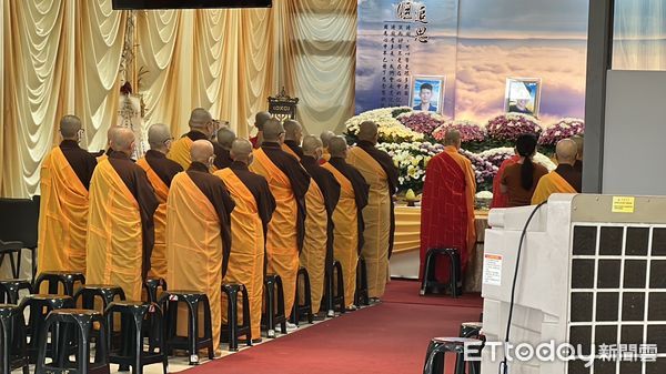 ▲▼       屏東佛教會集結4、50名師父自發性到殯儀館誦經祈禱      。（圖／記者許權毅攝）
