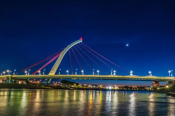 ▲大佳河濱公園大直橋夜景。（圖／台北市水利處提供，蘇辰福攝影）