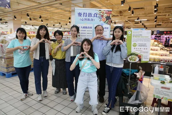 ▲響應國際失智症月，門諾醫院營養師前進大賣場辦理衛教宣導活動。（圖／門諾醫院提供，下同）