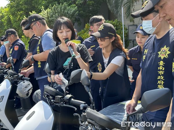 ▲民間企業華友聯開發公司、宏佳騰動力科技公司，捐贈電動警用機車共20輛，25日由市長黃偉哲主持警用機車捐贈及新車啟用儀式，並回贈警察公仔感謝洪佳騰董事長鍾杰霖等人。（圖／記者林東良翻攝，下同）