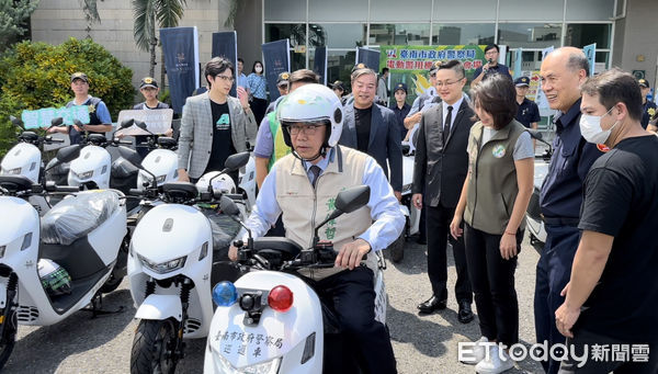 ▲民間企業華友聯開發公司、宏佳騰動力科技公司，捐贈電動警用機車共20輛，25日由市長黃偉哲主持警用機車捐贈及新車啟用儀式，並回贈警察公仔感謝洪佳騰董事長鍾杰霖等人。（圖／記者林東良翻攝，下同）