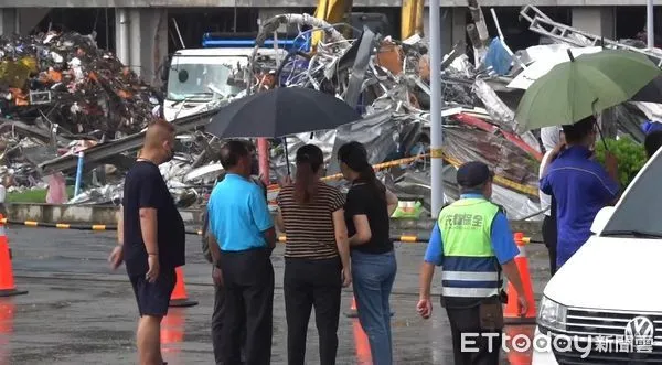 ▲▼屏東科技園區「明揚國際」廠房22日發生爆炸，罹難者家屬到場招魂。（圖／記者吳世龍攝）