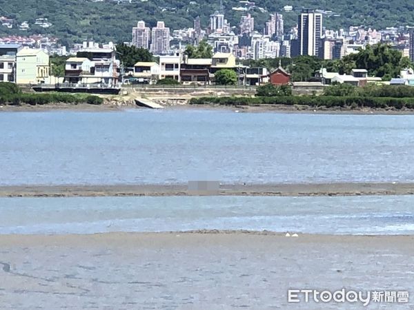 ▲▼(打碼)民眾正在田野調查，發現淡水河道有男性浮屍。（圖／記者陸運陞翻攝）