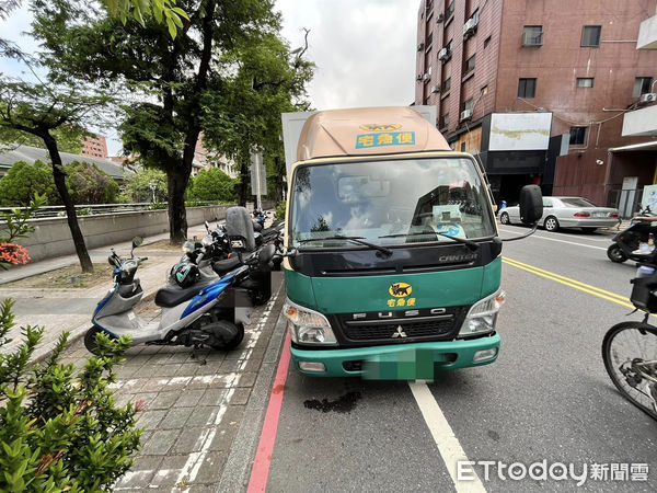 ▲1名網友在網路社群PO文指出，他下課時發現機車被1部黑貓貨車停車擋住出不來，向對方反映對方也沒馬上開走，而與貨車司機發生口角衝突。（圖／翻攝自臉書社群，下同）