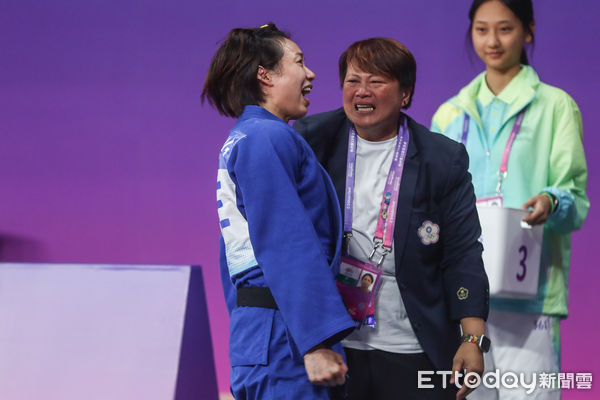 ▲杭州亞運女子柔道，連珍羚摘下金牌與教練相擁。（圖／記者林敬旻攝）