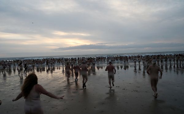 ▲▼英國24日有1300人赤身裸體地參加了第11屆東北裸泳活動。（圖／路透）
