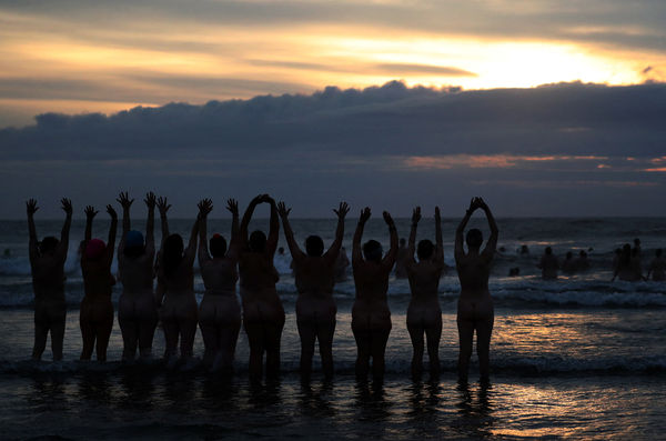 ▲▼英國24日有1300人赤身裸體地參加了第11屆東北裸泳活動。（圖／路透）
