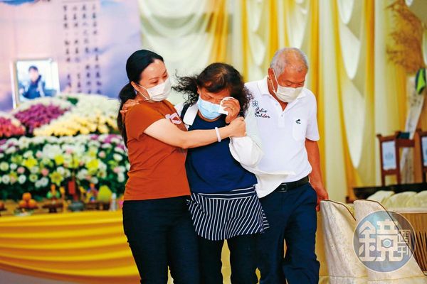 殉職消防隊員鍾吉垣家屬在靈堂前難掩傷心，無法接受親人就此離去。