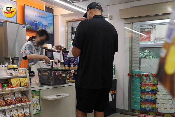 看來氣色不錯的陳建州，走進超商後採買了一籃的麵包和飲料才離開。（圖／本刊攝影組）