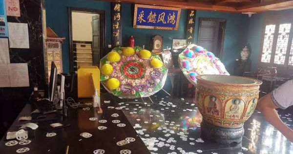 中國上海一家飯店被布置成靈堂。（圖／翻攝自澎湃新聞）
