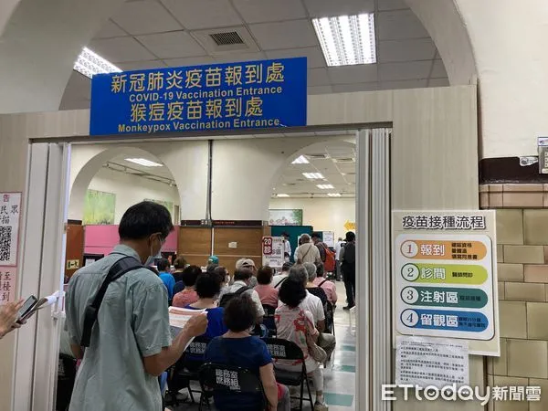 ▲▼XBB疫苗首批開打，台大醫院出現接種人潮。（圖／記者洪巧藍攝）