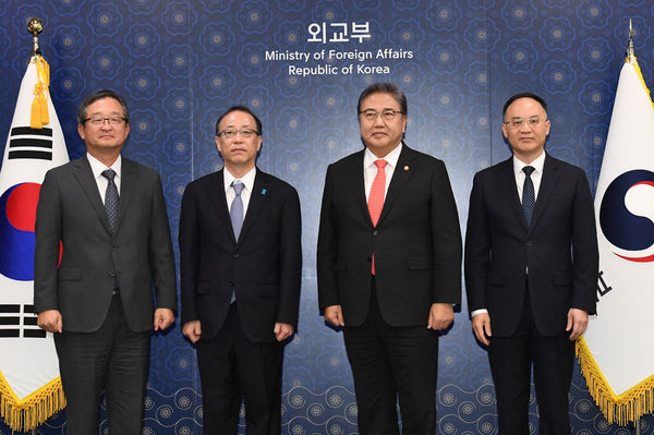 ▲▼南韓外長朴振在三邊會談前會見日本與中國的高級外交官。（圖／路透）