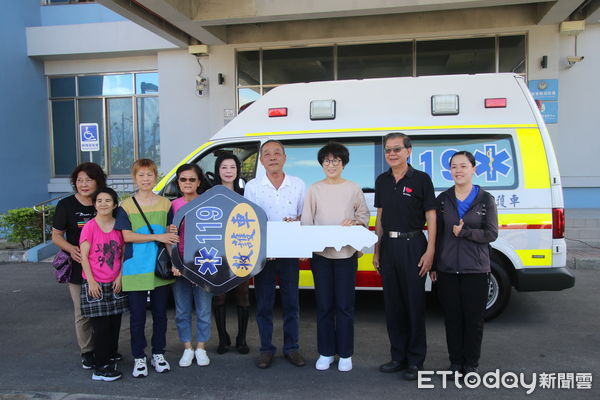 ▲蕭錦銘捐贈台東消防局高頂救護車。（圖／記者楊漢聲翻攝）