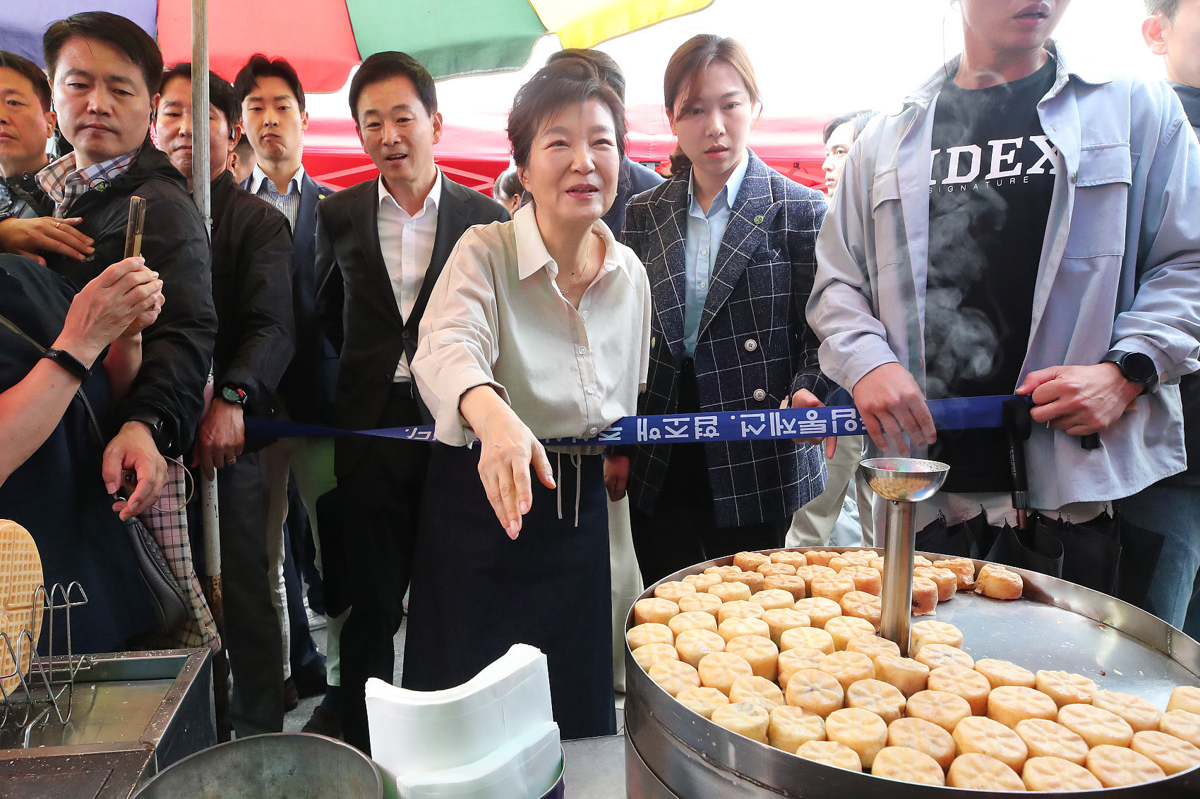 ▲▼南韓前總統朴槿惠25日前往大邱市達城郡的傳統市場參訪，近日首度接受媒體長達2小時的專訪。（圖／CFP）