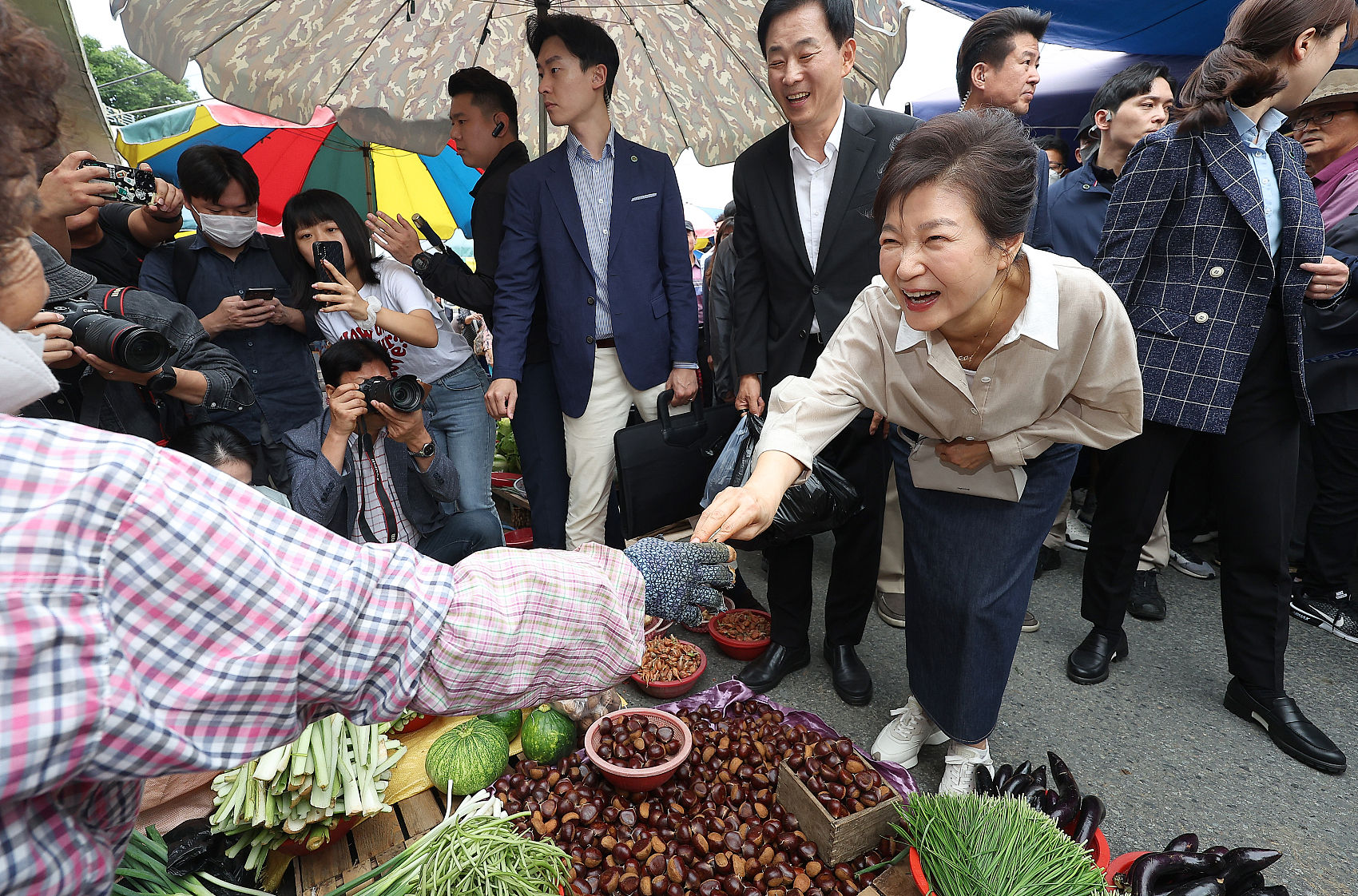 ▲▼南韓前總統朴槿惠25日前往大邱市達城郡的傳統市場參訪，近日首度接受媒體長達2小時的專訪。（圖／CFP）