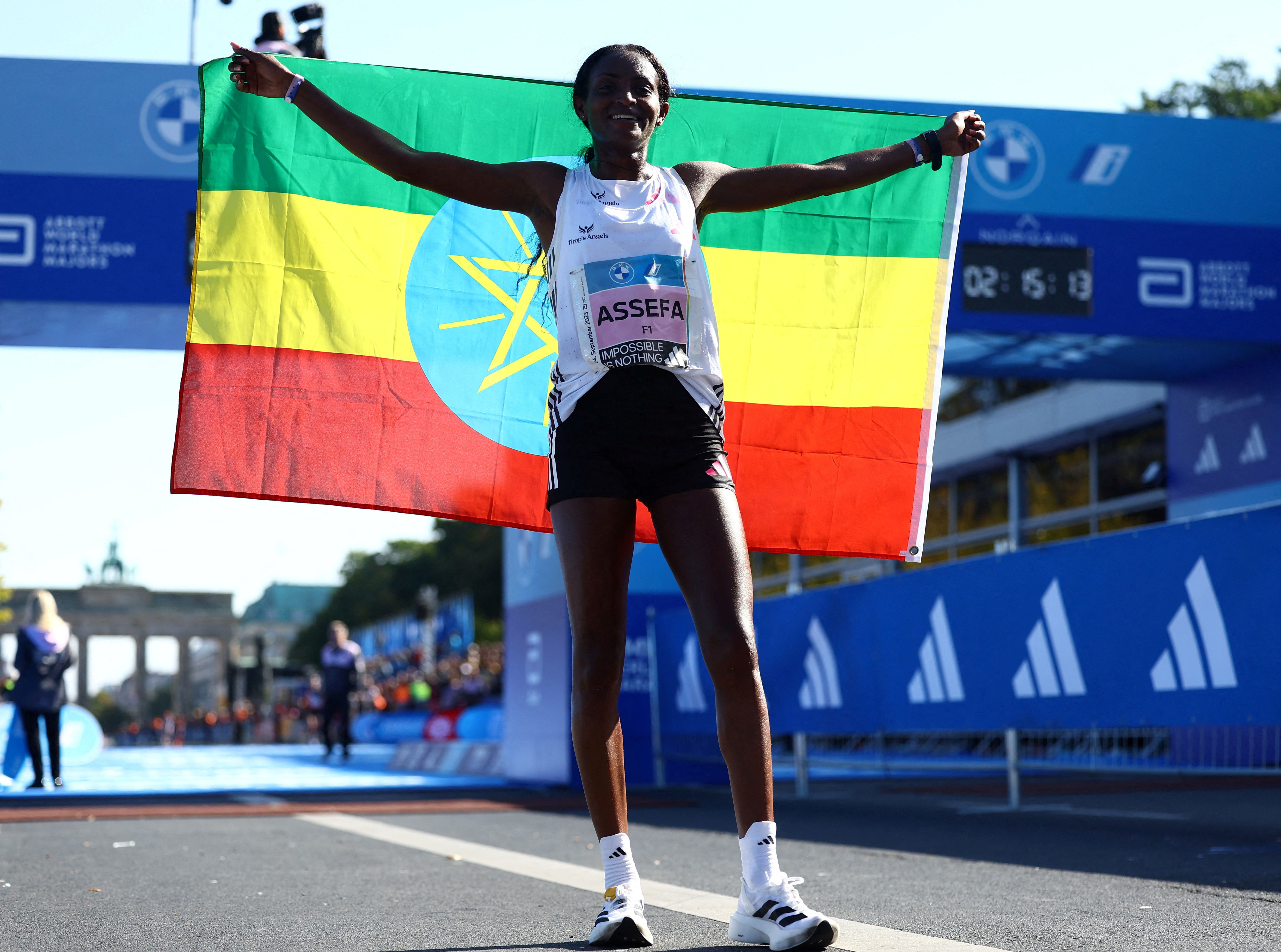 ▲▼衣索比亞中長跑女將艾西法穿上愛迪達超級跑鞋的最新鞋款，在德國柏林馬拉松刷新女子世界紀錄。（圖／路透）