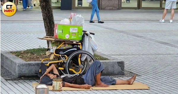 70歲的A姓老婦人以天地為家，平日多住在北車，卻被意外發現她在北市中山區有房。（圖／本刊影音組）