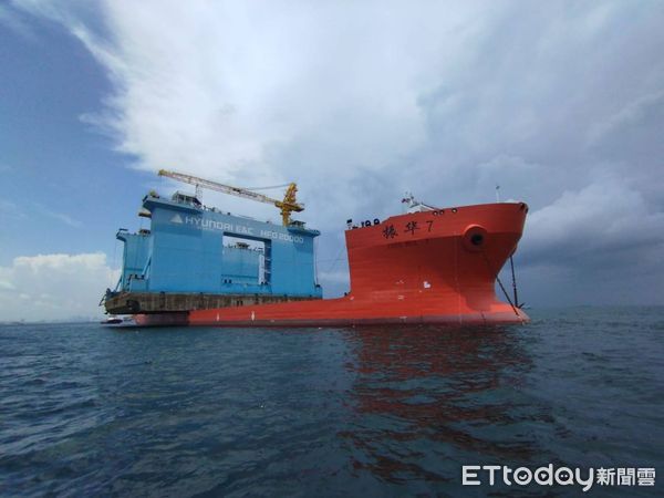 ▲▼宏華營造斥資5億購買東北亞最大的浮沉台船，3年內將在台中港填海造地50公頃。（圖／民眾提供，下同）