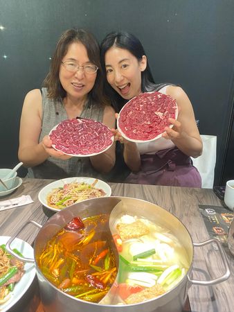 ▲大久保麻梨子與媽媽大啖牛肉鍋。（圖／大久保麻梨子與媽媽大啖牛肉鍋）