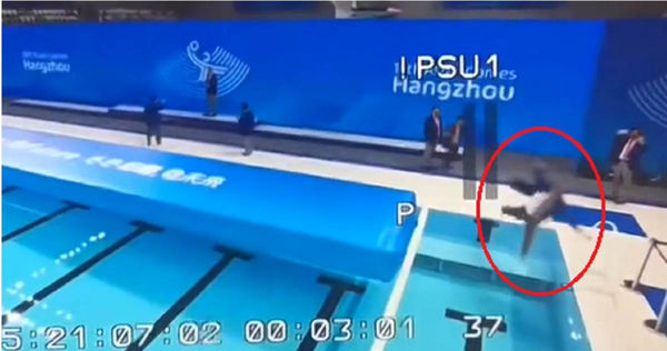 杭州亞運游泳項目爆意外插曲，一名裁判不慎失足落水，遭網友笑虧「水花有點大」。（圖／擷取自微博）