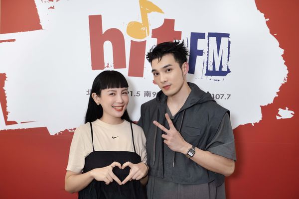 ▲▼ 黃偉晉（右）到魏如萱（左）電台節目宣傳新單曲。（圖／Hit Fm聯播網提供）