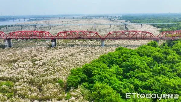 ▲因應裸露地浮現，第四河川分署針對現況存在的裸露沙洲，辦理相關揚塵防制作業與緊急應變措施。（圖／記者蔡佩旻翻攝）