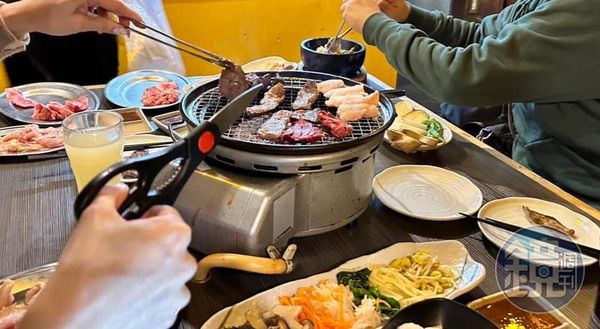 有網友到大阪心齋橋的「燒肉力丸」用餐，驚見店員將隔壁桌的牛肉「回收使用」。（燒肉力丸用餐圖，非當事店家）