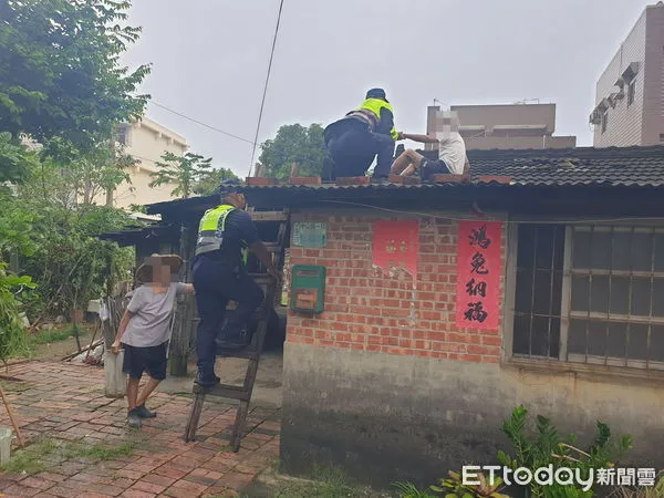 ▲▼  老翁防雨修繕屋瓦跌倒受困，警消救援成功  。（圖／水上分局提供）