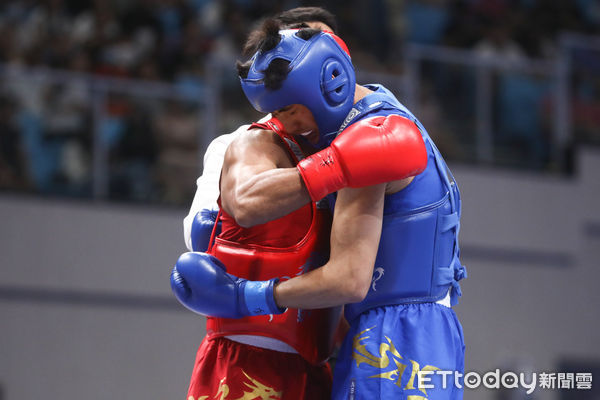 ▲亞運男子散打中華隊張煥宜銅牌作收，與伊朗選手擁抱。（圖／記者林敬旻攝）