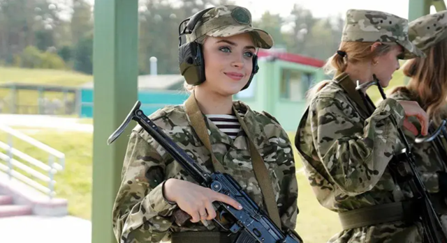 ▲▼白俄女模參加軍訓。（圖／翻攝白俄羅斯內務部新聞處）