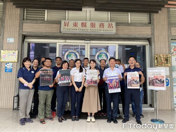 ▲屏東地檢署蕭惠予檢察官(右三)與屏東移民署人員持反賄選文宣合影。             。（圖／移民署屏東專勤隊提供）