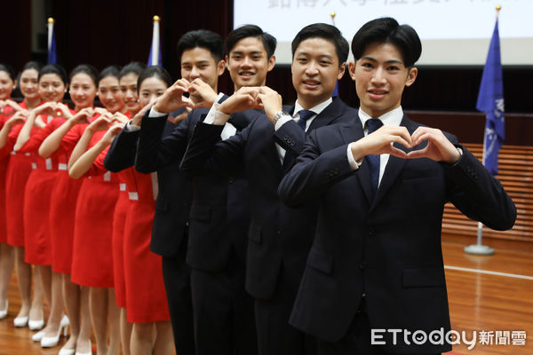 ▲▼銘傳大學親善服務隊首次公開國慶禮賓人員的行前訓練過程，現場並有來自巴西、斯洛伐克及貝里斯的同學穿著服務套裝，一起體驗禮賓接待。（圖／記者李毓康攝）