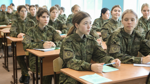 ▲▼俄羅斯遠東的濱海邊疆區（Primorsky），15、16歲的女學生第一次接受「青年軍學員國民運動」（Yunarmia）的軍事愛國主義教育。（圖／翻攝25rus.org）